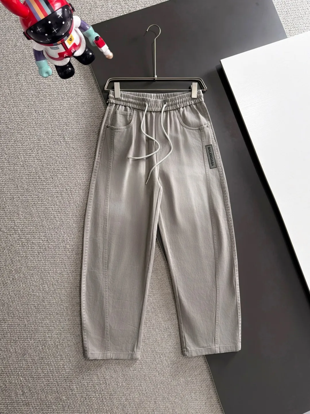 Next day shipment P195 Balenciaga High Quality 2026 Autumn and Winter New Arrival elastic band casual pants, counter-customized fabrics, Breathable, high comfort, impeccable details, brand element design concept, reflecting high quality. It feels delicate and soft! It presents a casual cut and the upper body shape is great! Sizes:S-3XL